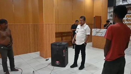 Bupati saat sidak di Kantor Dinas PUPR Kabupaten Kupang dan kedapatan 2 PPPK merokok dan mabok miras, Jumat (12/6/2026). Foto: Tangkapan layar video viral di Medsos.