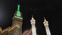 Lampu laser hijau Clock Tower menyala pertanda masuknya 1 Muharram 1448 H pada Senin (15/6/2026) malam. Foto: Media Center Haji 2026