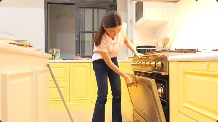 Intip Dapur Sarwendah, Minimalis tapi Punya Kompor Seharga Rp1 Miliar!