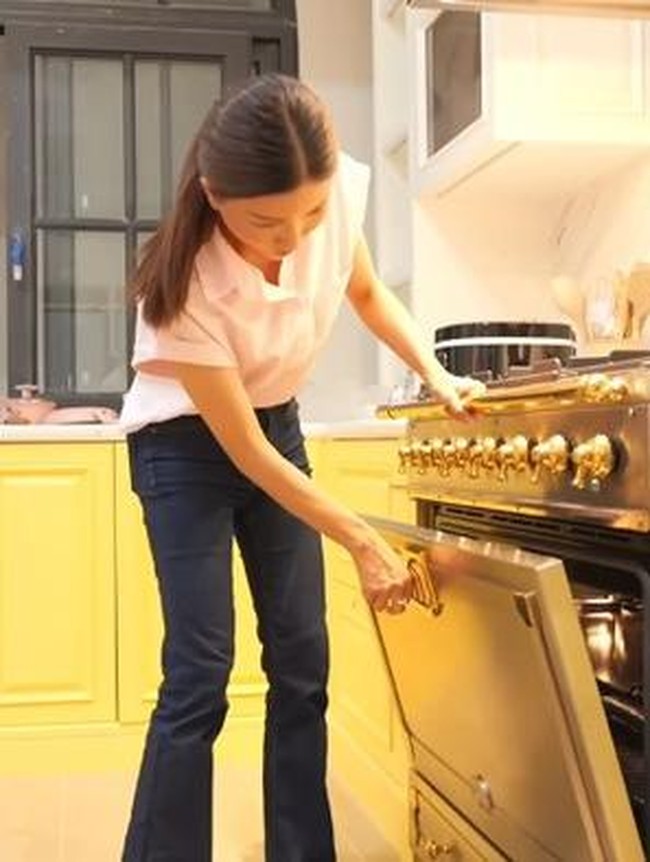Intip Dapur Sarwendah, Minimalis tapi Punya Kompor Seharga Rp1 Miliar!