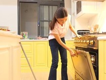 Intip Dapur Sarwendah, Minimalis tapi Punya Kompor Seharga Rp1 Miliar!
