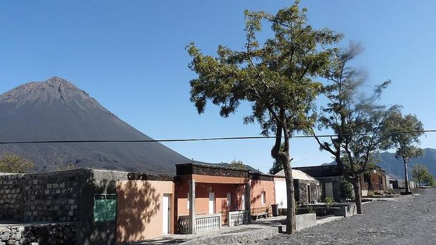 Desa Cha das Caldeiras di kaldera Gunung Pico do Fogo, Tanjung Verde