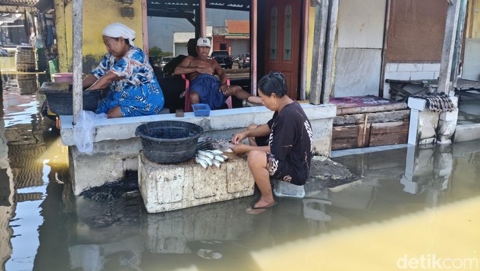 Emak-emak cabut duri bandeng di Sedati Sidoarjo