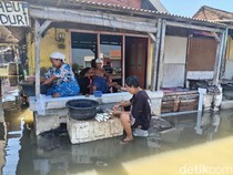 Banjir Rob Sedati Bawa Berkah bagi Emak-emak Cabut Duri Bandeng