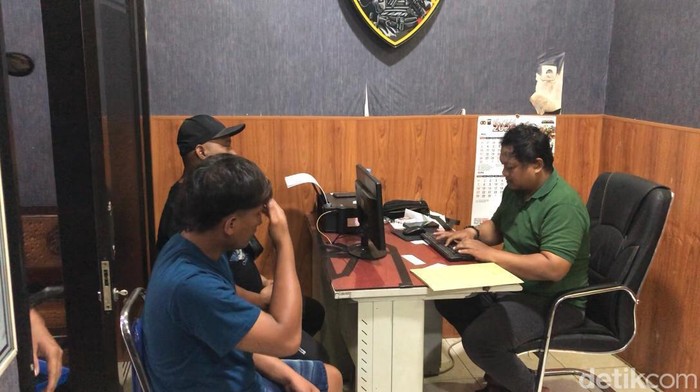 EPB (kaus biru) di Polsek Pungging.