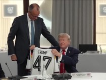 Video: Momen Merz Kasih Trump Hadiah Jersey Sepak Bola Jerman di G7
