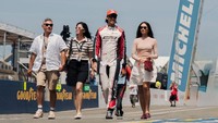 Gading Marten mengajak Medina Dina ke Prancis nonton balapan mobil. Kebetulan bintang film Love For Sale itu datang untuk mendukung Sean Gelael yang tanding di 24 Hours of Le Mans. (Foto: dok Instagram gadiiing)