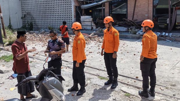 Gedung Auditorium Universitas Tadulako rusak akibat guncangan gempa M 6,7 di Kota Palu.