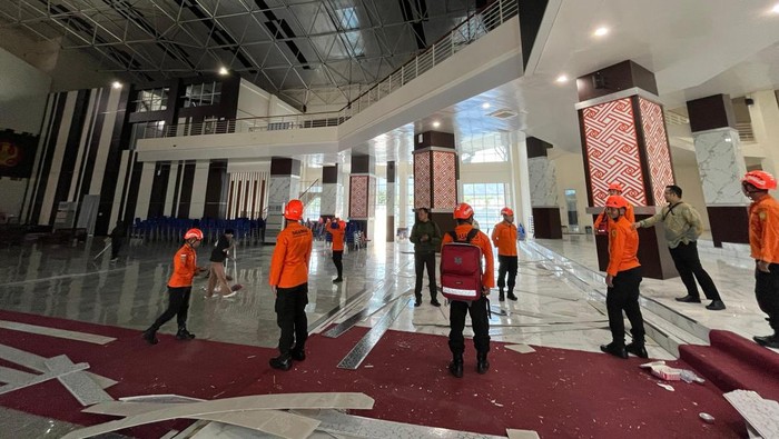 Gedung Auditorium Universitas Tadulako rusak akibat guncangan gempa M 6,7 di Kota Palu.