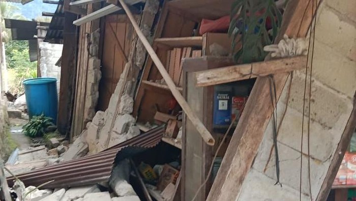 Kerusakan bangunan dan infrastruktur akibat gempabumi yang mengguncang Kota Palu, Sulawesi Tengah, Selasa (16/6).