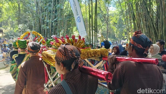 Grebeg Suro di Kaki Gunung Semeru Lumajang