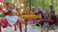 Mereka juga menjatkan doa-doa untuk keberhasilan hasil hasil bumi yang telah didapatkan selama ini.