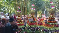 Puluhan gunungan hasil pertanian dan buah buahan diarak keliling kampung menuju lokasi sumber mata air di wisata hutan bambu yang berada di Desa Sumbermujur,Kecamatan Candipuro, Lumajang.