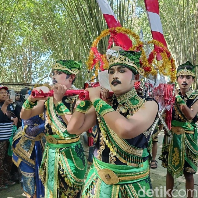 Tradisi Grebeg Suro di Kaki Semeru Lumajang