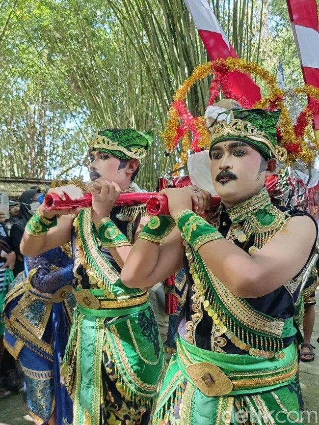 Tradisi Grebeg Suro di Kaki Semeru Lumajang