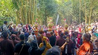 Setelah sesepuh desa membacakan doa ribuan warga yang hadir langsung memperbutkan gunungan hasil bumi.