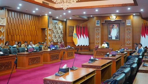 Gubernur Bali Wayan Koster rapat dengan Bupati Klungkung membahas persetujuan lintas pelayaran Padangbai-Nusa Penida di Jayasabha, Senin (15/6/2026). dok. Humas Pemprov Bali.