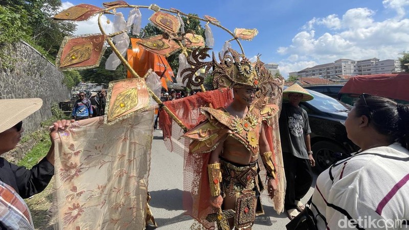 Hajat laut yang diselenggarakan di Pantai Timur Pangandaran pada 1 Muharaam 1448, Selasa (16/6/2026).