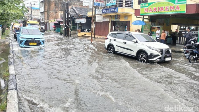 Jalanan arah Pancur Batu ke Simpang Pos Medan banjir, Selasa (16/6/2026). (Foto: Juita Sinuhaji/detikSumut)