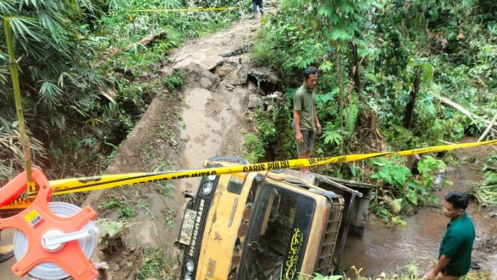 Jembatan di OKU Selatan putus usai dilintasi truk