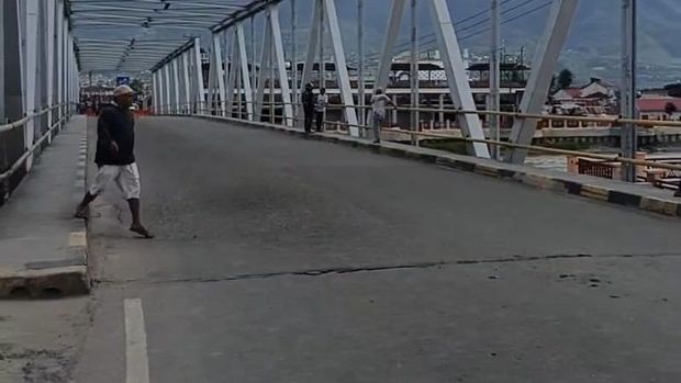 Jembatan III Palu retak hingga ditutup sementara akibat gempa M 6,7.