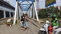 Viral Ojol Lewat Jembatan Rel di Petamburan, KAI: Sangat Berbahaya