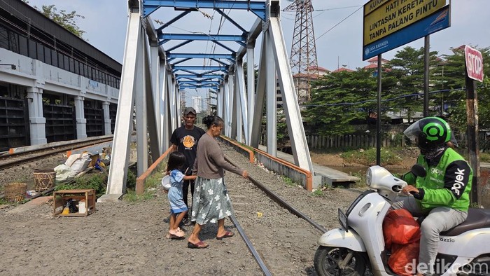 Jembatan rel kereta di Petamburan viral setelah pengendara ojek online nekat menerobos. (Taufiq S/detikcom)
