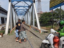 Viral Ojol Lewat Jembatan Rel di Petamburan, KAI: Sangat Berbahaya