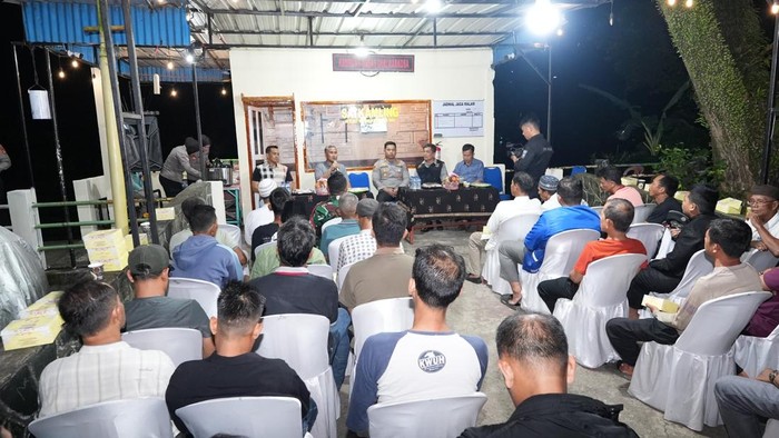 Kakorbinmas Baharkam Polri dan jajaran Polda Sumsel meninjau Pos Satkamling di Gandus, Palembang