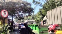 Kemacetan parah terjadi di Jalan Gunungsari menuju kawasan Taman Ronggolawe, Surabaya, Selasa (16/6/2026). Antrean kendaraan mengular cukup panjang sehingga laju lalu lintas tersendat sejak pagi hari.