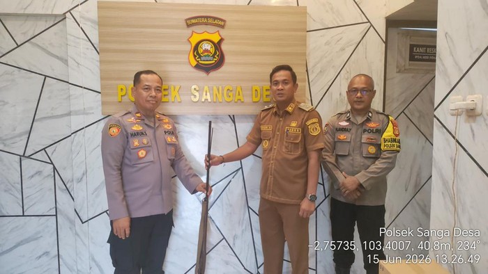 Kepala Desa Terusan Muba secara sukarela menyerahkan satu pucuk senjata api rakitan dari warga ke polisi