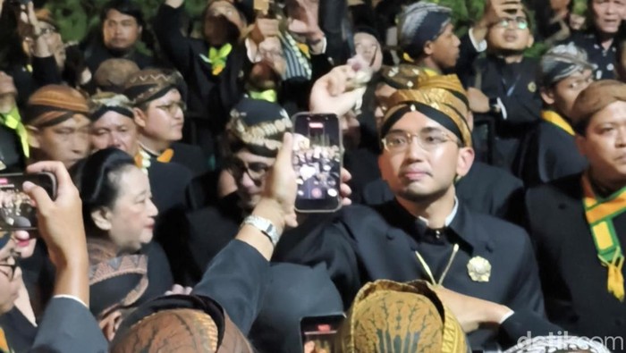KGPAA Mangkunegara X, saat membagikan udik-udik di Pura Mangkunegaran, Kota Solo, Selasa (16/6/2026).