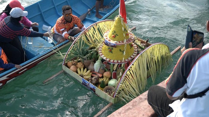Larung tumpeng ke laut di Festival Nelayan Pacitan di Pelabuhan Tamperan, Kelurahan Sidoharjo, Pacitan