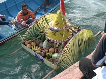 Rayakan 1 Muharam, Nelayan Pacitan Larung Tumpeng di Laut