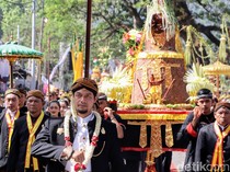 Buceng Ikan Nila 3 Kuintal Jadi Rebutan di Larungan Telaga Ngebel Ponorogo