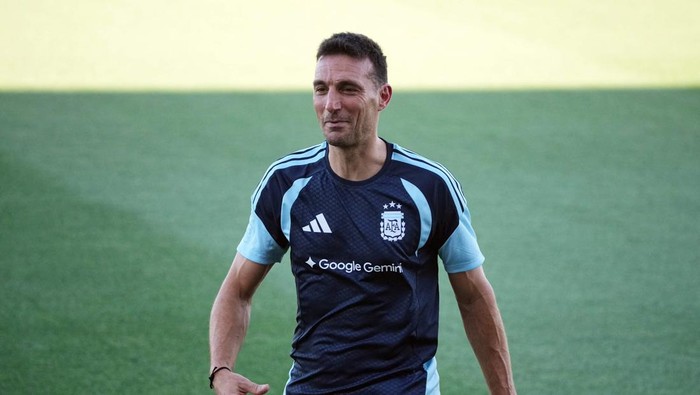 Soccer Football - FIFA World Cup 2026 - Argentina Training - Sporting KC Training Centre, Kansas City, Kansas, U.S. - June 11, 2026 Argentina coach Lionel Scaloni during training IMAGN IMAGES via Reuters/Denny Medley