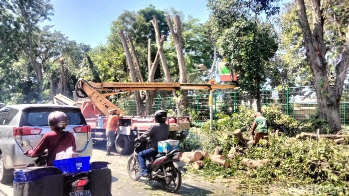 Macet di Gunungsari Surabaya ada perantingan