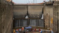 Sejumlah peralatan berat dan teknisi dikerahkan guna memastikan seluruh komponen infrastruktur tetap berfungsi secara optimal. REUTERS/Enea Lebrun