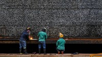 Pintu Air Gatun merupakan salah satu bagian penting dari sistem Terusan Panama yang menghubungkan Samudra Atlantik dan Samudra Pasifik. Infrastruktur tersebut berperan mengangkat dan menurunkan kapal melalui perbedaan ketinggian permukaan air sehingga memungkinkan kapal melintasi kanal dengan aman. REUTERS/Enea Lebrun