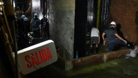 Terusan Panama menjadi jalur strategis bagi perdagangan global karena memangkas waktu dan jarak tempuh kapal dibandingkan harus mengelilingi ujung selatan Benua Amerika. Setiap tahun, ribuan kapal dari berbagai negara melintasi kanal tersebut untuk mengangkut beragam komoditas dan barang perdagangan. REUTERS/Enea Lebrun