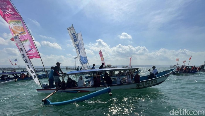 Momen syukuran nelayan Pangandaran saat tabur bunga dan pawai budaya.