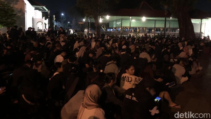Warga antusias menunggu prosesi mubeng beteng Keraton Jogja.