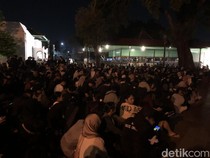 Warga Tumpah Ruah Menanti Mubeng Beteng Keraton Jogja