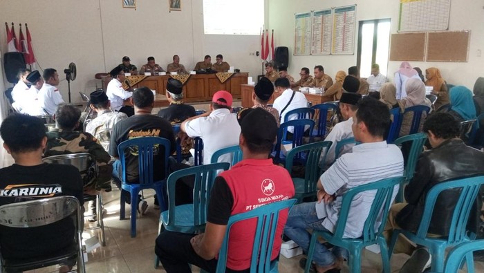 Musdesus Desa Turitempel, Guntur, Demak menindaklanjuti viralnya unggahan soal perangkat desa pesta miras di kantor saat jam kerja.