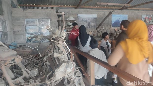 Museum Jejak Erupsi Merapi Mengunjungi museum yang menunjukkan sisa erupsi Gunung Merapi, Sleman, Senin (15/6/2026).