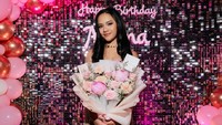 Neona berulang tahun ke-17. Ia merayakan momen itu bersama teman-teman dan keluarga. (Foto: dok Instagram riafinola)