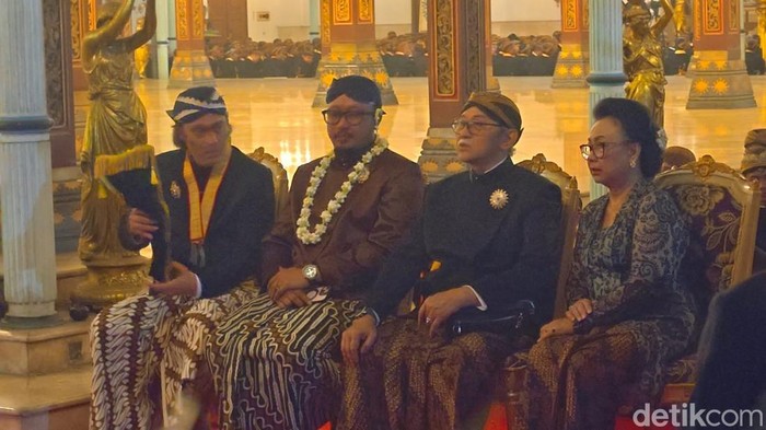 PB XIV Mangkubumi didampingi KGPH Panembahan Agung Tedjowulan.