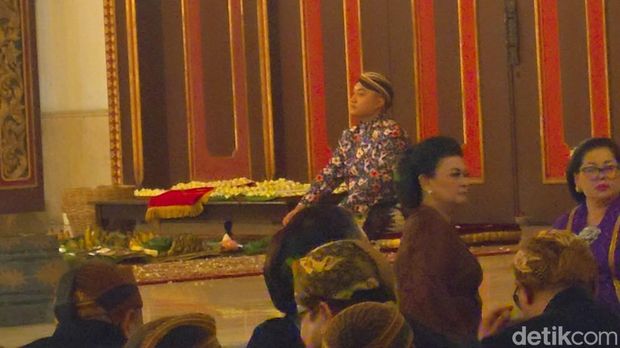 PB XIV Purbaya PB XIV Purbaya menghadiri kirap malam 1 Suro.