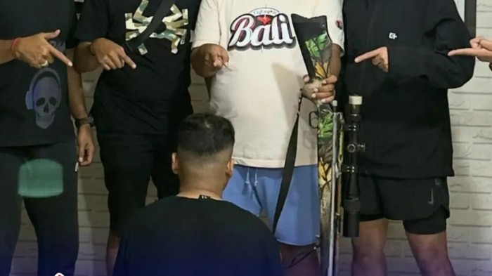 Pelaku penembakan saat diamankan anggota Polsek Samarinda Ulu. (Istimewa)