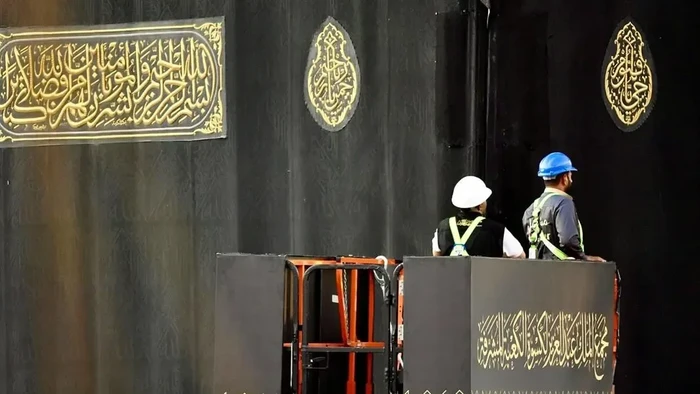 Penggantian Kiswah Kabah 1448 Hijriah